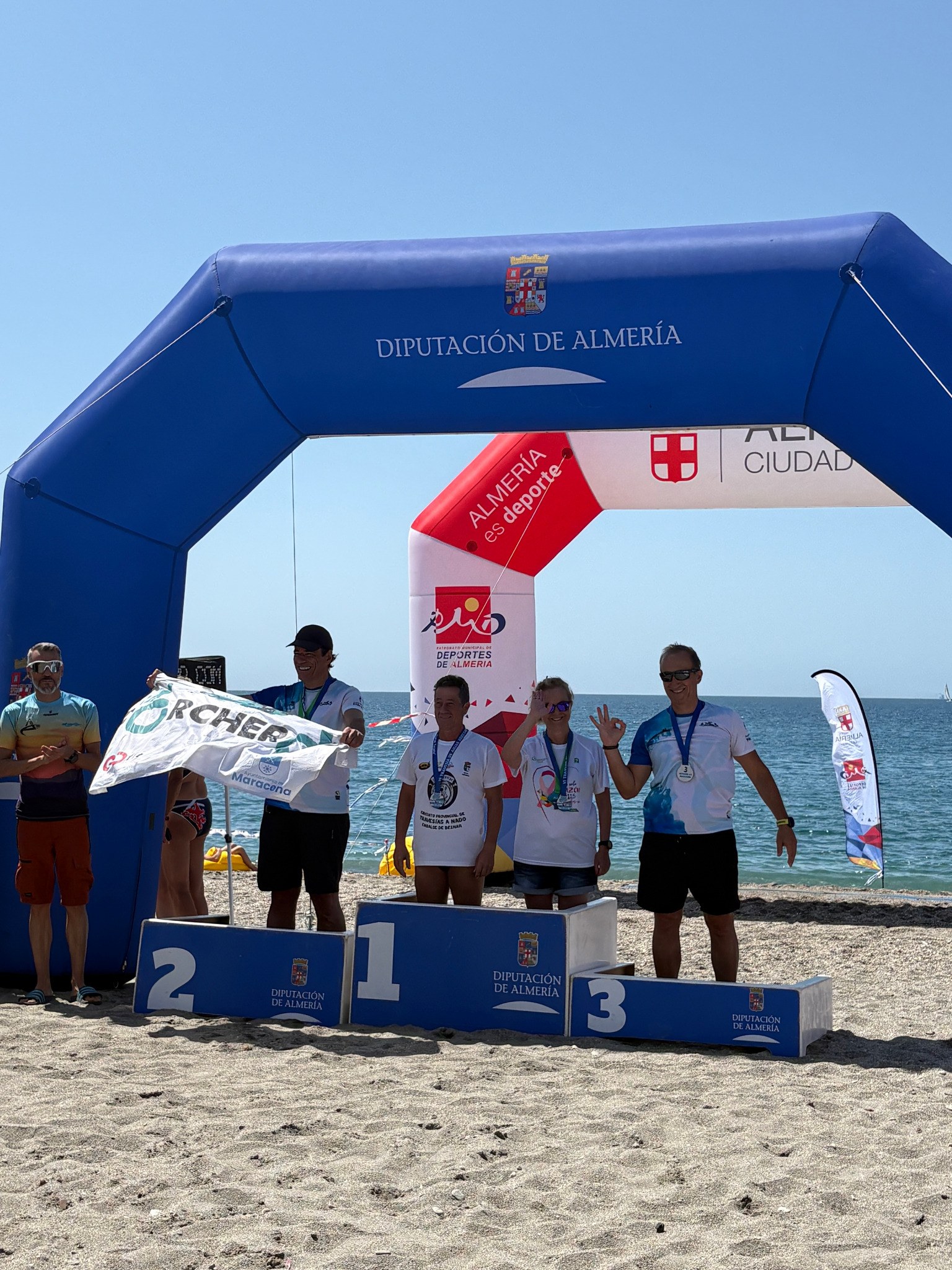 Entrega de premios de la travesía con representación del CN Corcheros