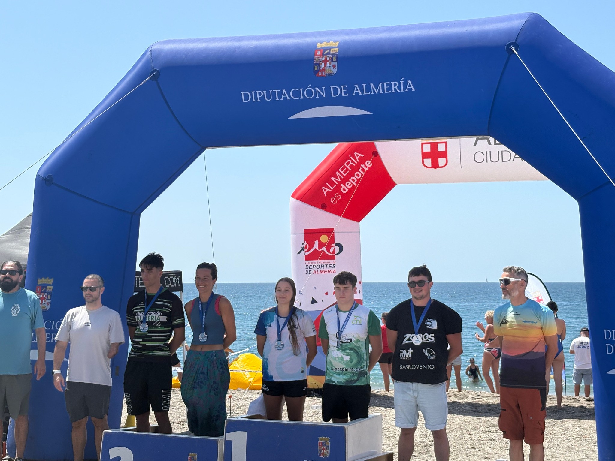 Participantes premiados de distintas categorías ante el mar de Almería