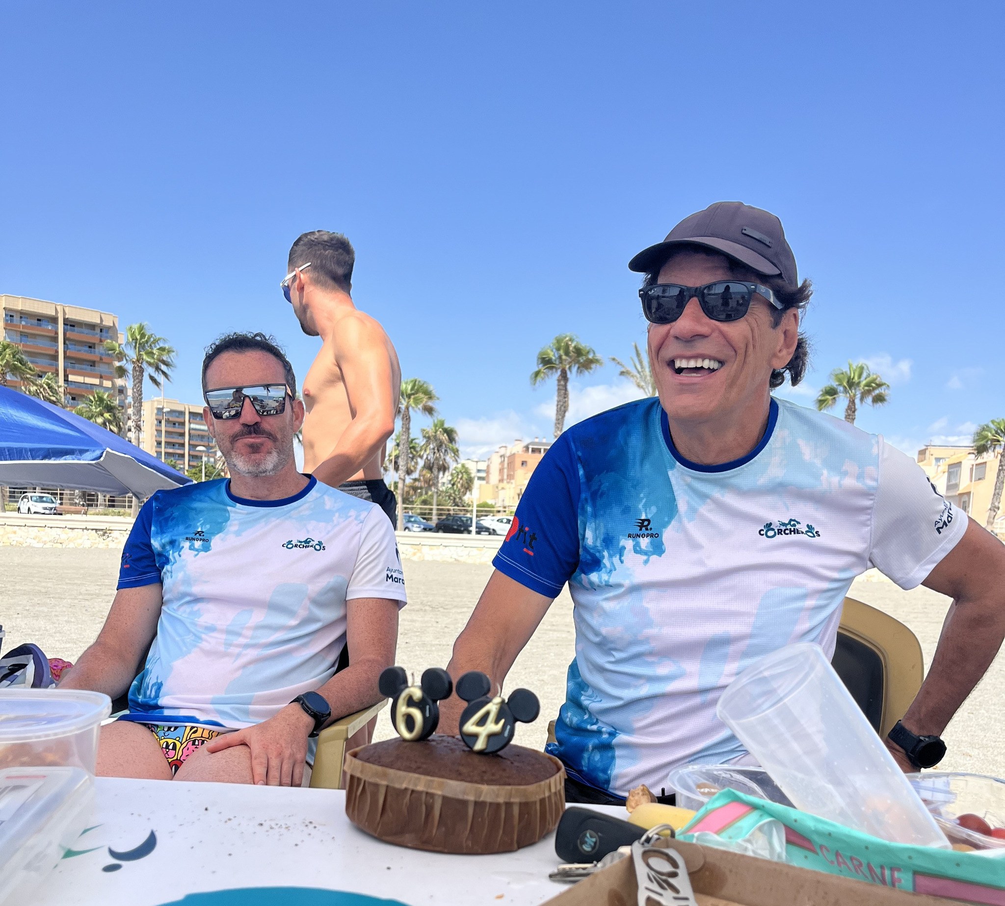 Capelli sonríe ante su tarta de cumpleaños número 64 en la playa