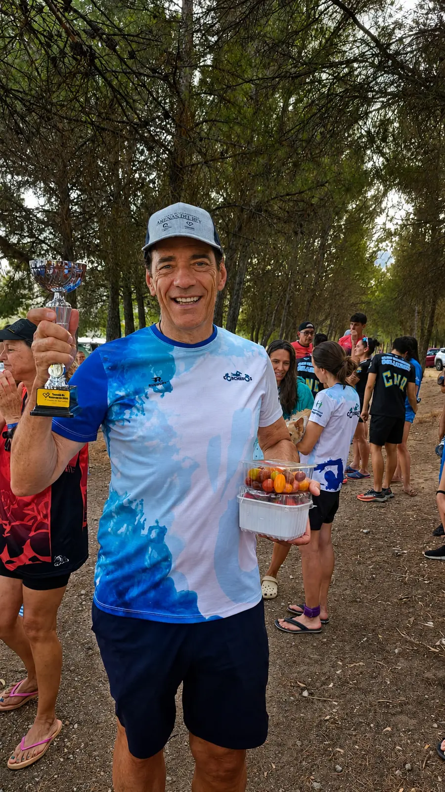 Manu con el trofeo y el pica-pica después de nadar