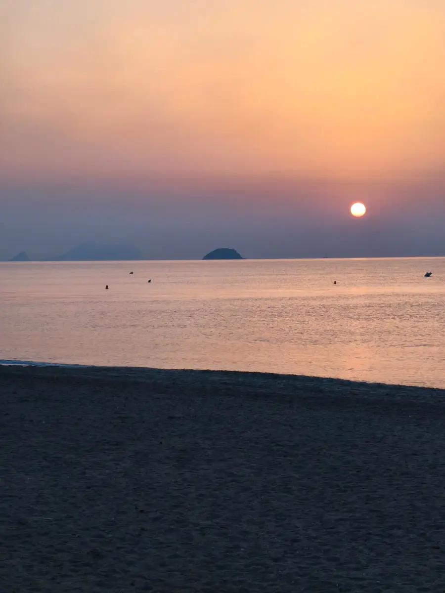 Amanecer sobre el mar en Pulpí el día de la travesía
