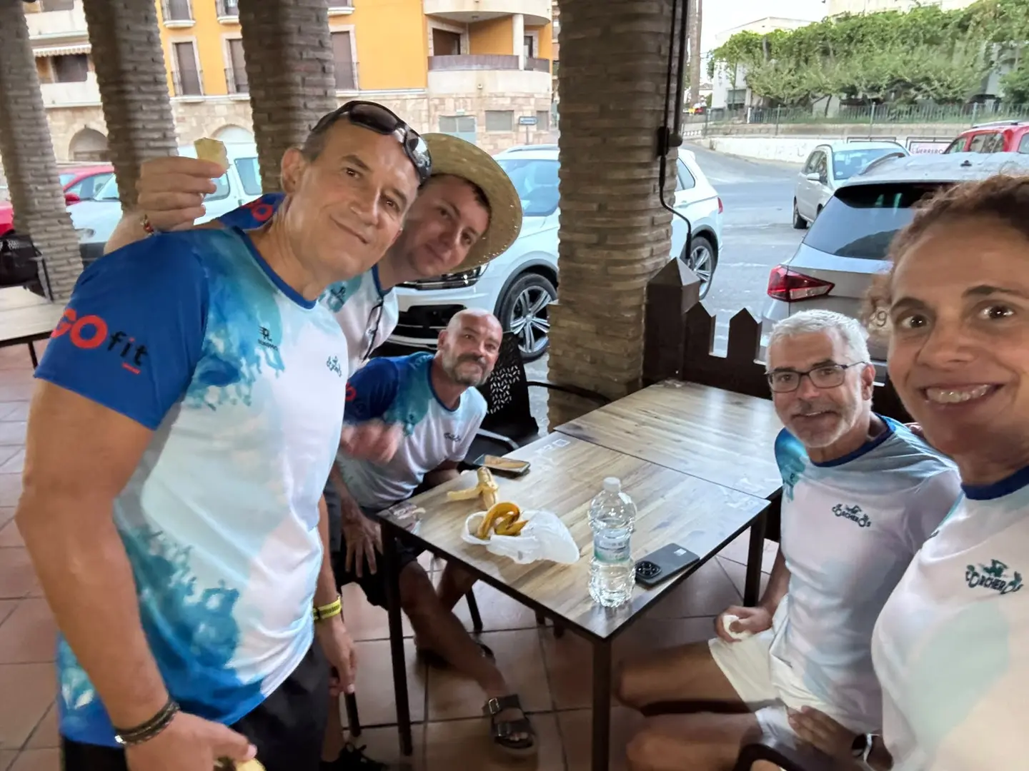 Corcheros desayunando juntos antes de la Travesía de la Isla