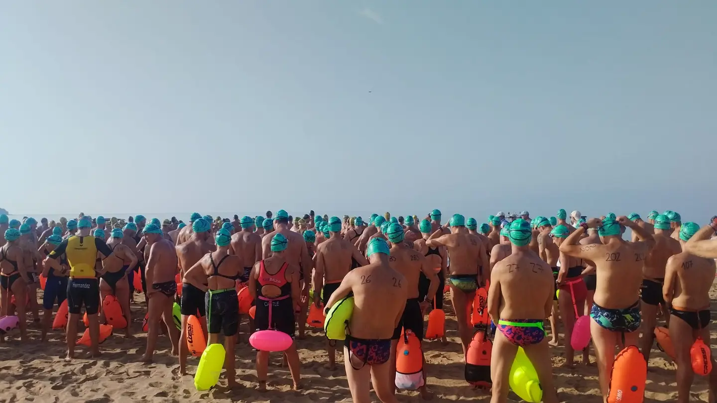Nadadores preparados en la playa para la salida de la Travesía de la Isla