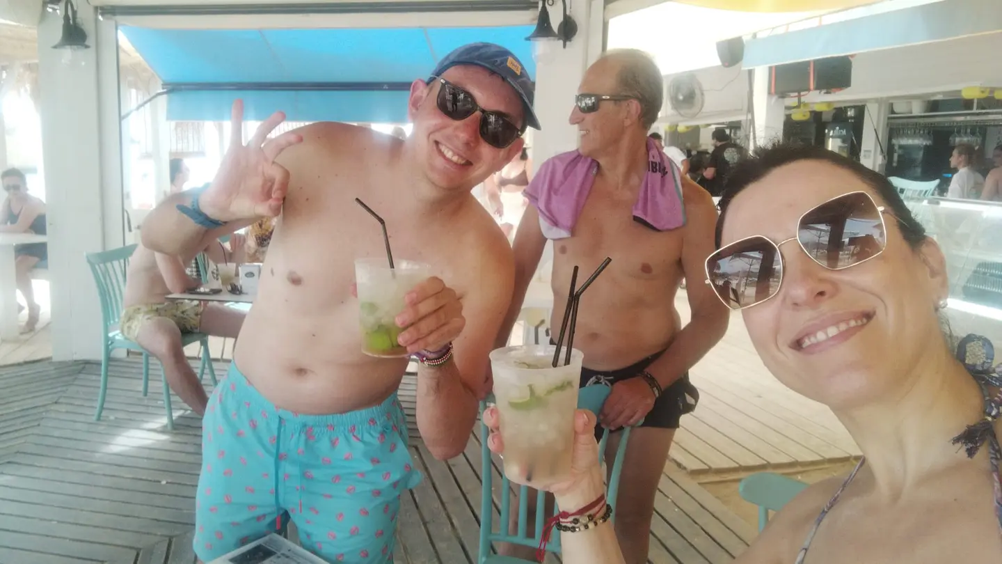 Varios Corcheros brindando con mojitos durante la tarde anterior a la prueba