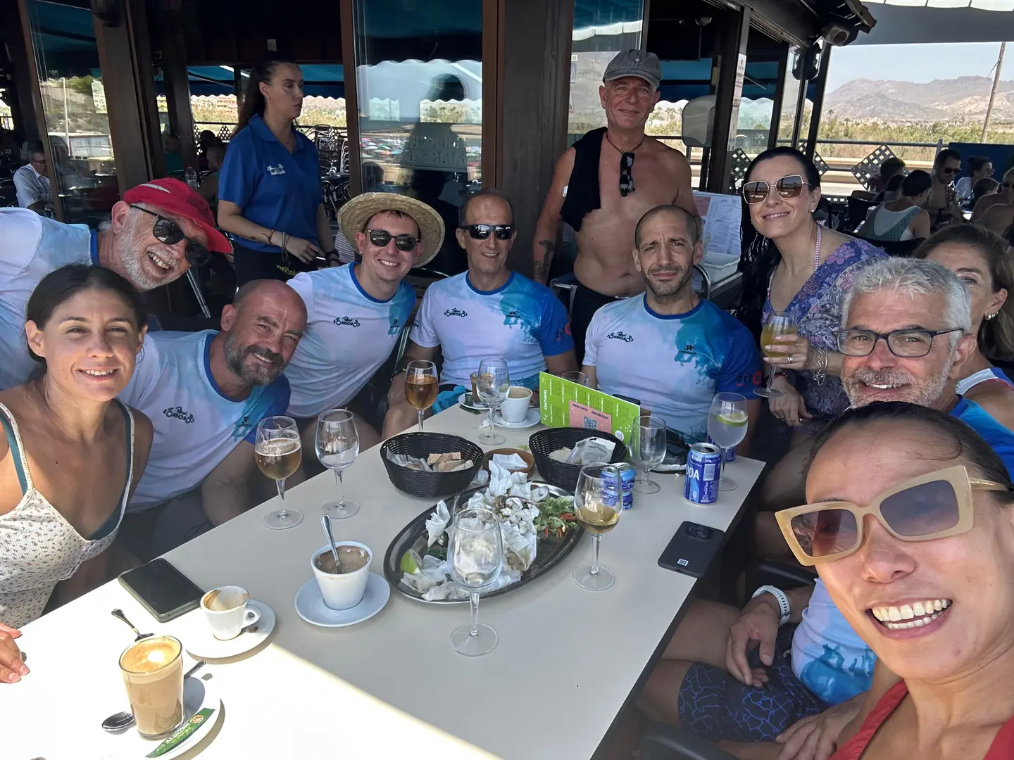 El equipo compartiendo mesa después de la prueba