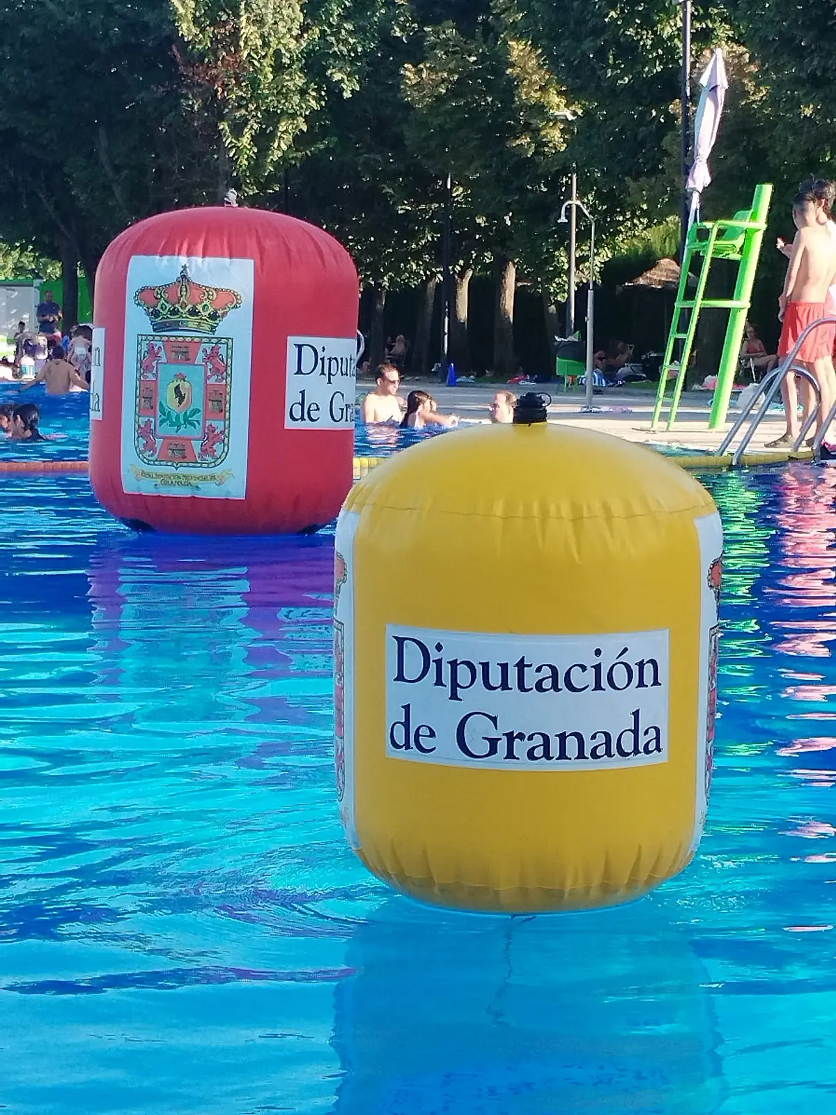 Boyas preparadas dentro de la piscina para practicar los giros