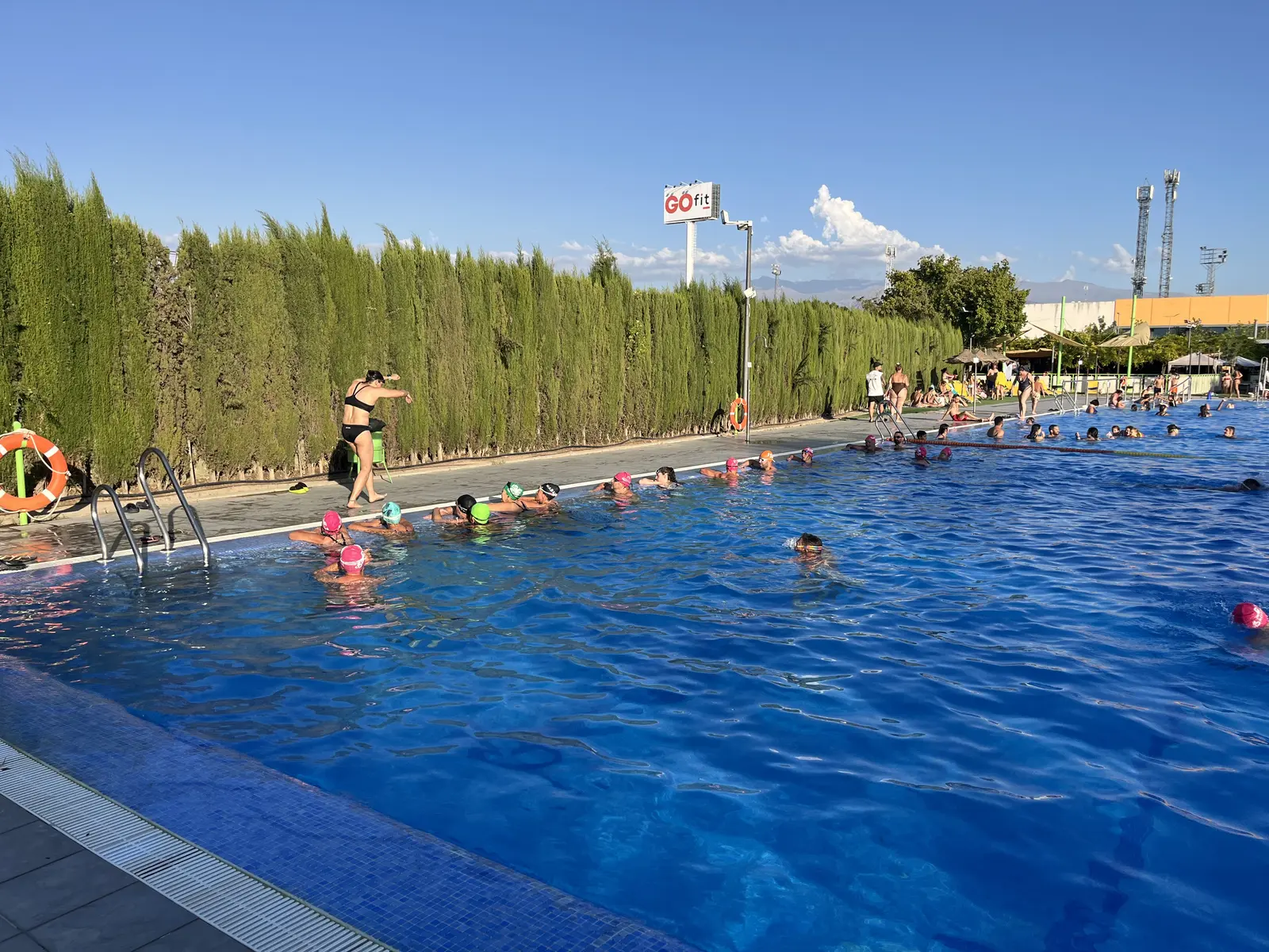 Nadadores acercándose a la boya durante la sesión en piscina