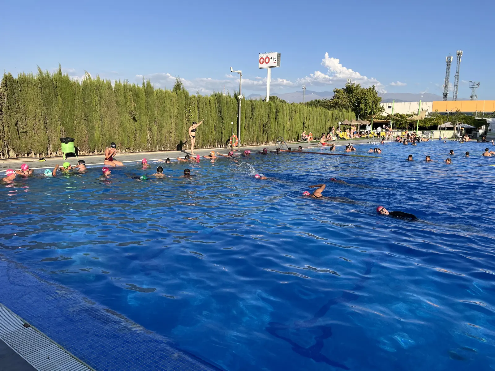 Práctica de colocación entre varios nadadores en torno a una boya