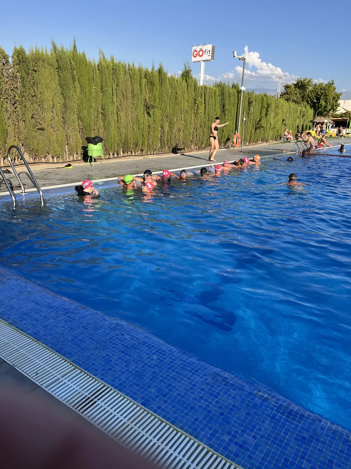 Grupo de nadadores practicando el contacto habitual en aguas abiertas