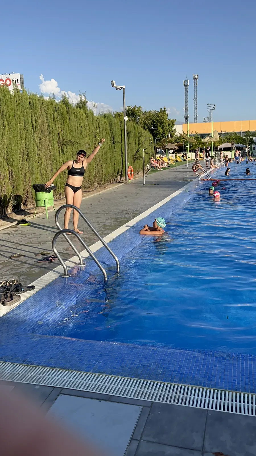 Nadadores practicando cómo superar un obstáculo humano en el agua
