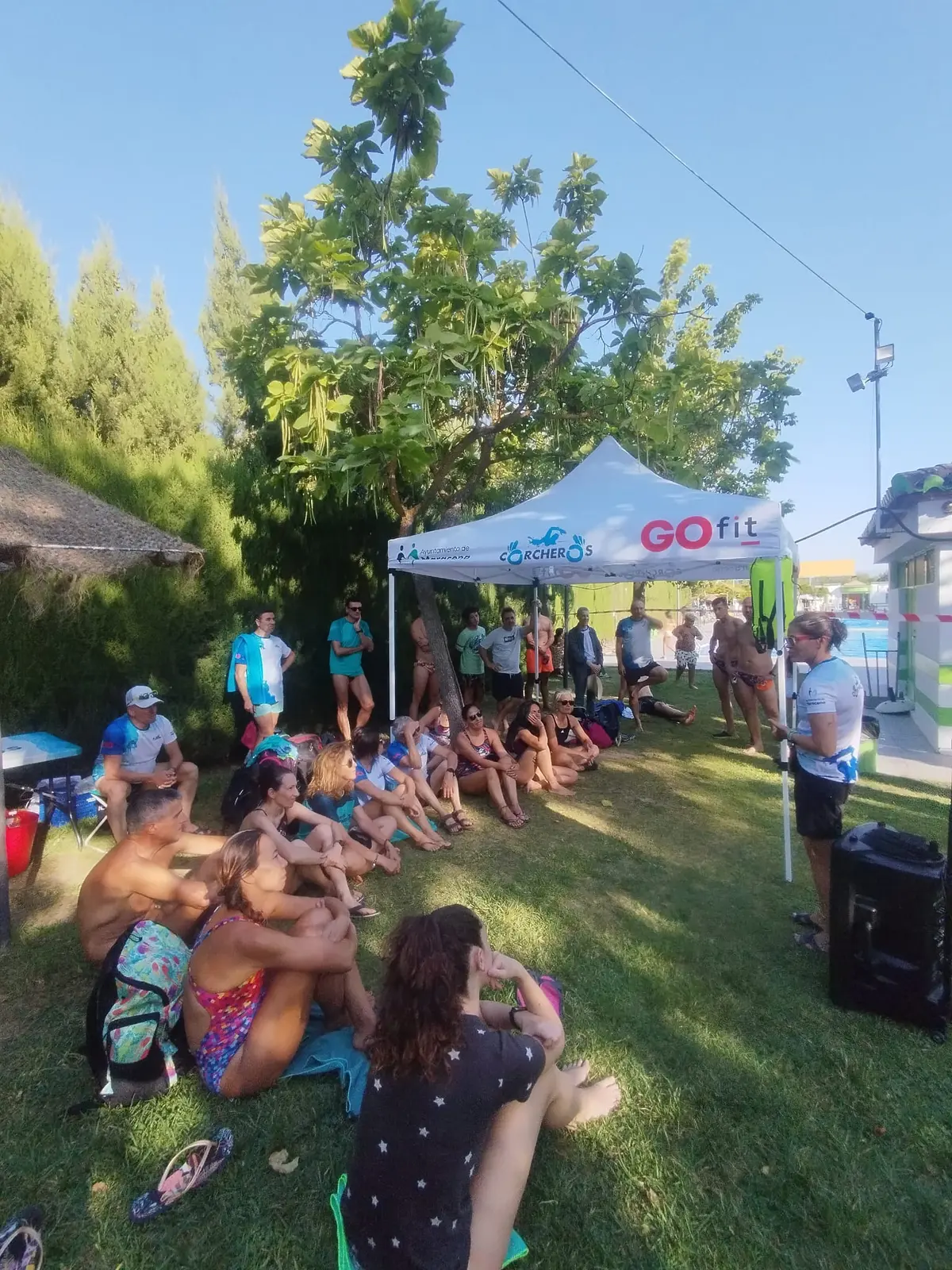 Los asistentes escuchando la explicación teórica bajo la carpa