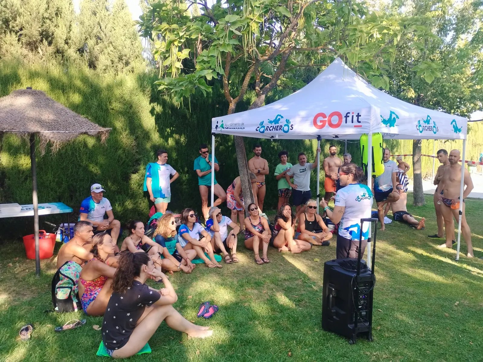 Vanesa explicando la técnica de aguas abiertas junto a la piscina