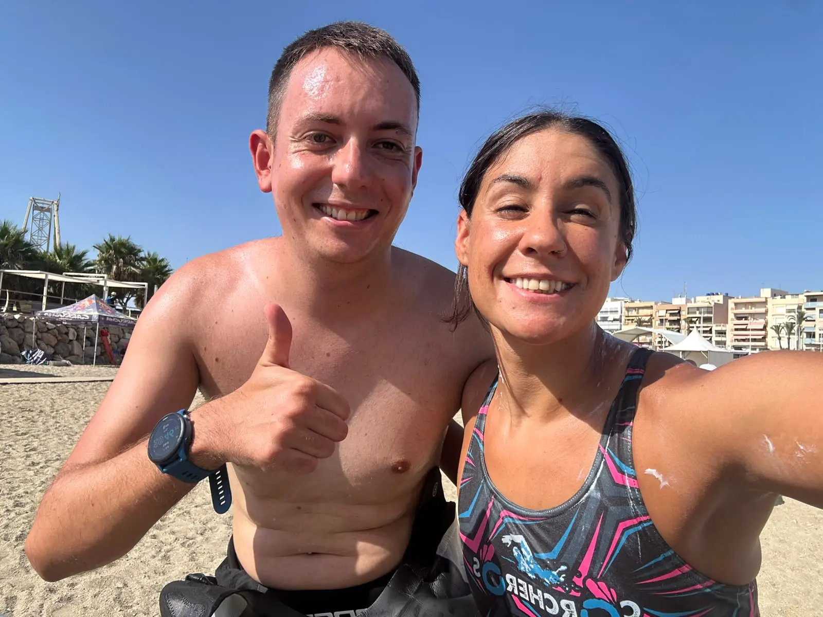 Aharón y Mari sonriendo en la playa después de la travesía