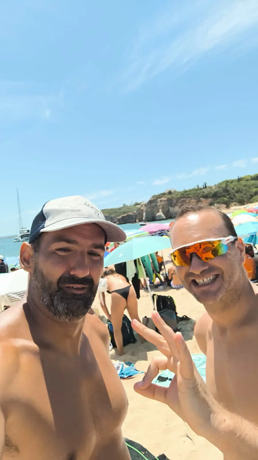Rubén y Gustavo juntos en la playa de Ferragudo