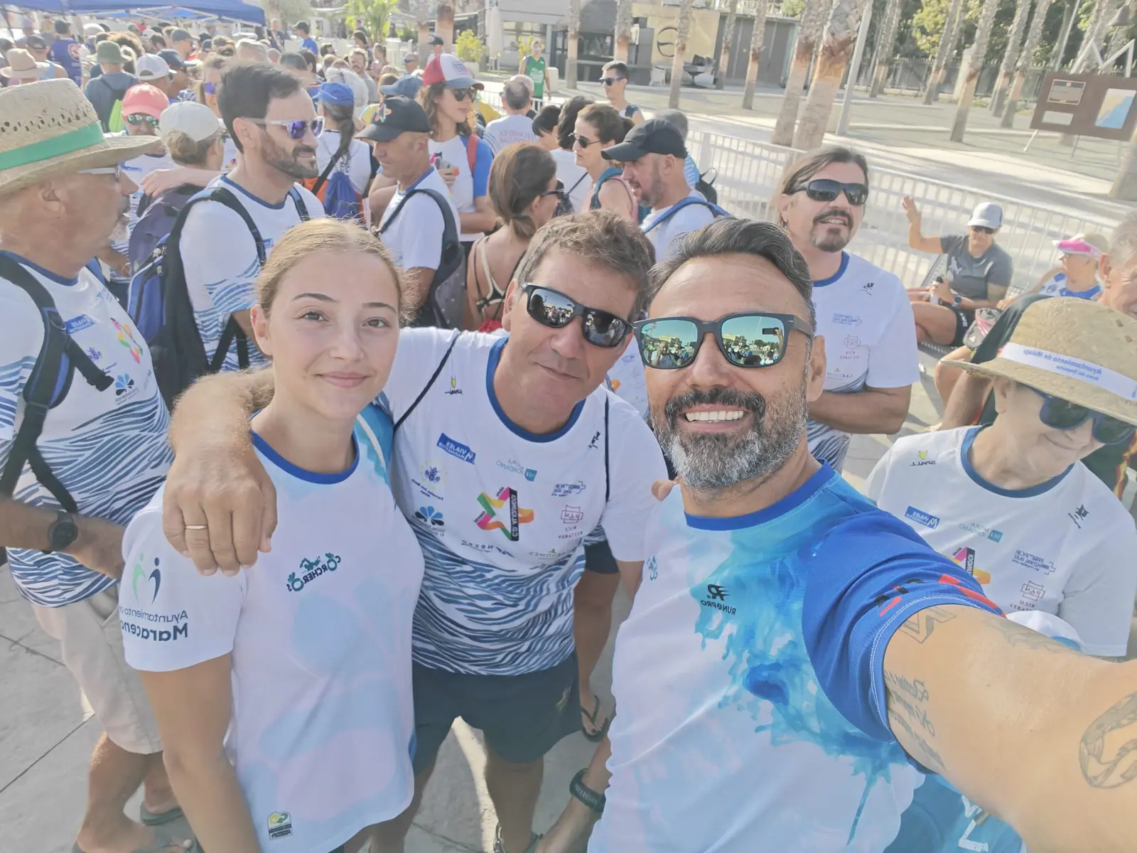 Laura, Ionel y el grupo antes de la Travesía del Puerto de Málaga
