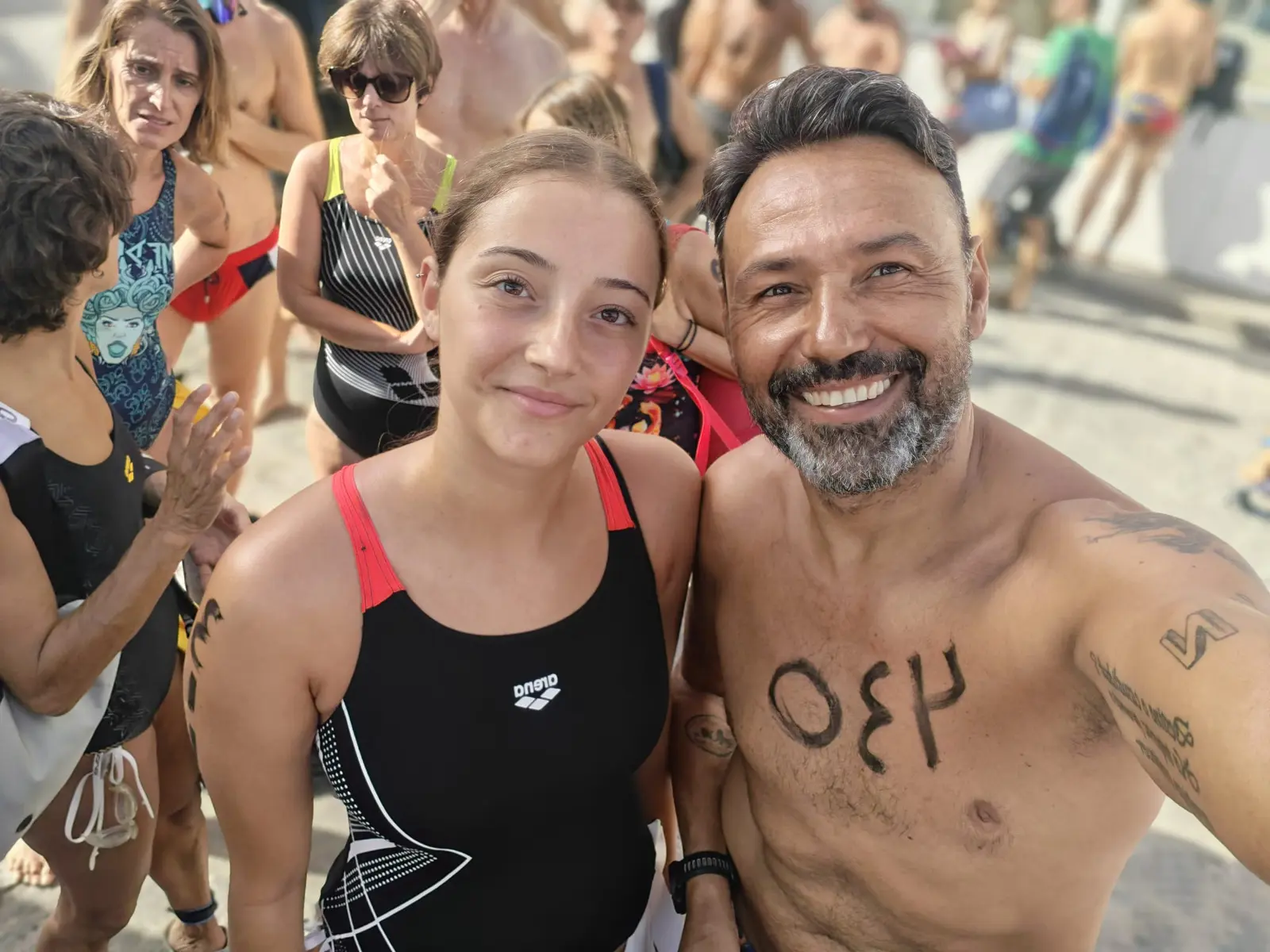 Ionel y Laura juntos en la zona de salida del Puerto de Málaga