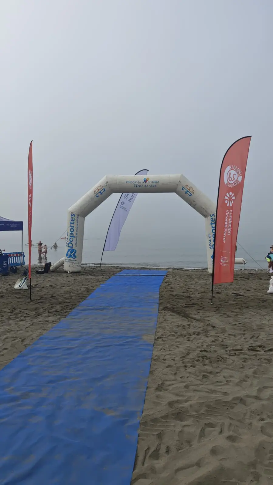 La meta de Rincón de la Victoria desapareciendo entre la niebla