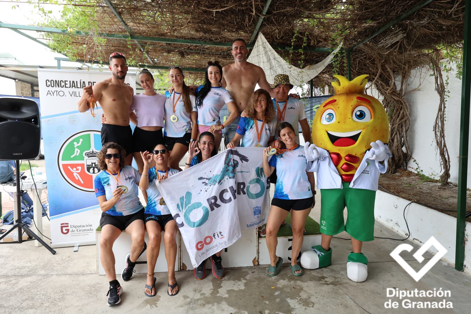 Equipo Corchero con sus medallas y la mascota de Villanueva de Mesía