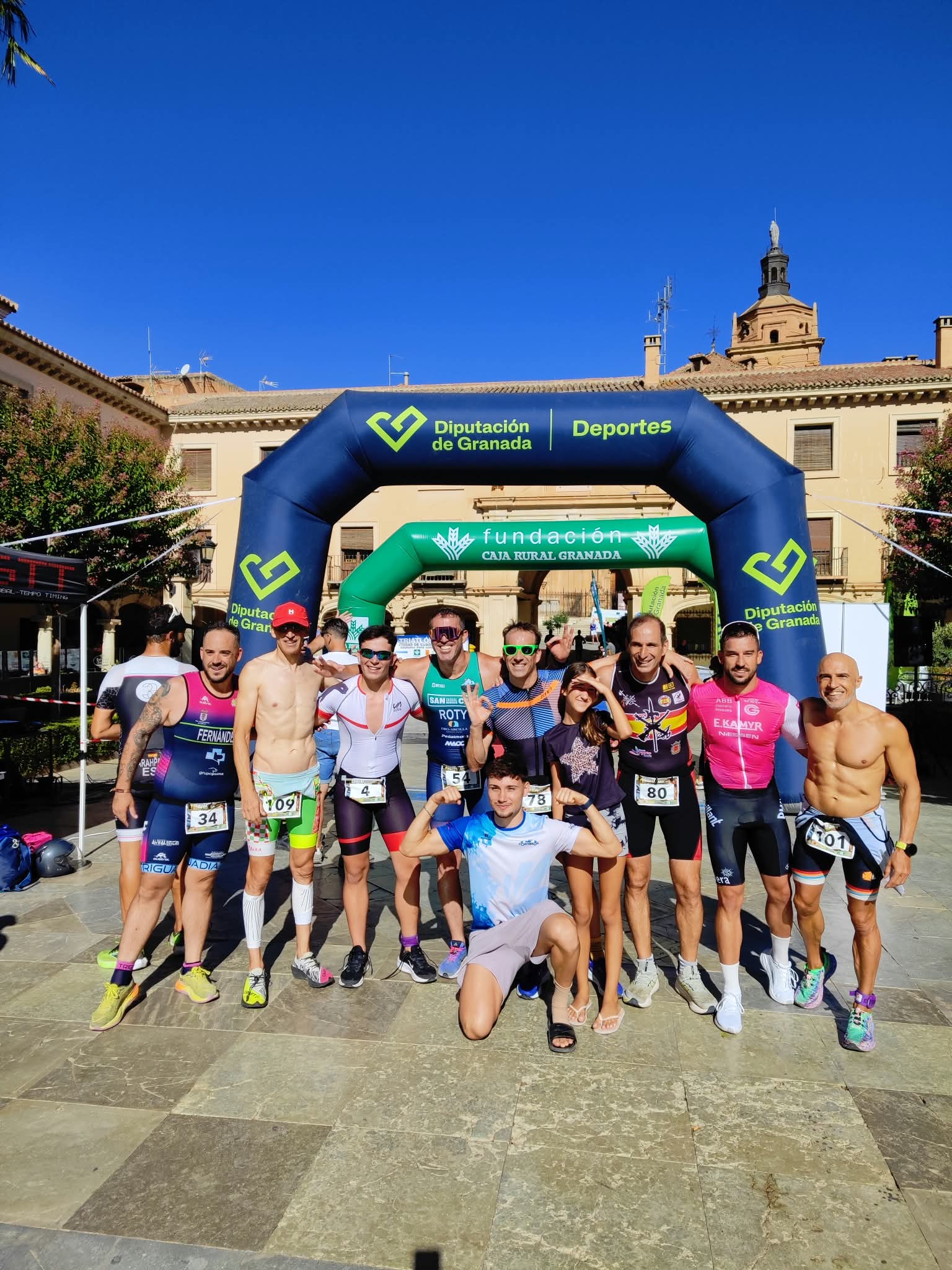 Foto de grupo tras el Triatlón Sprint de Guadix