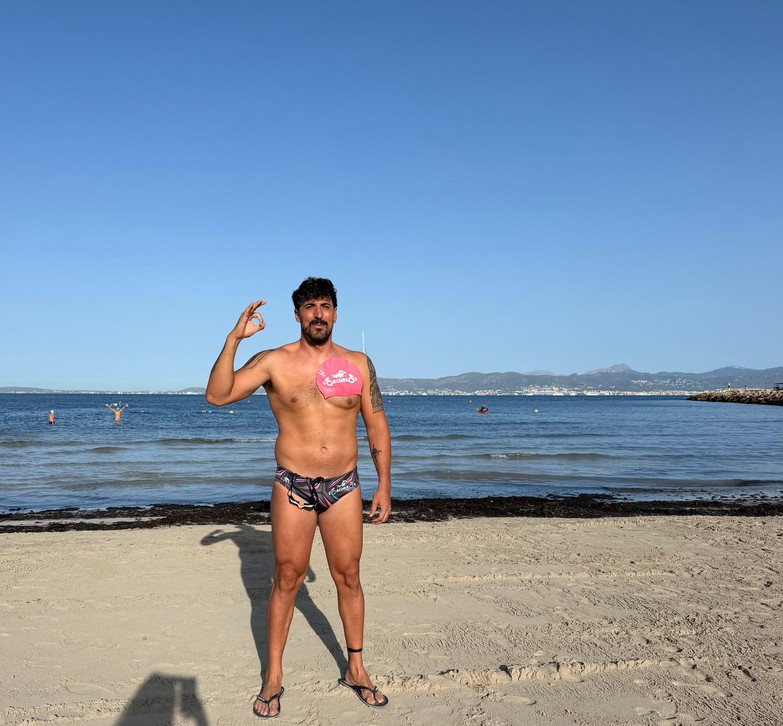 José Artillero en una playa isleña