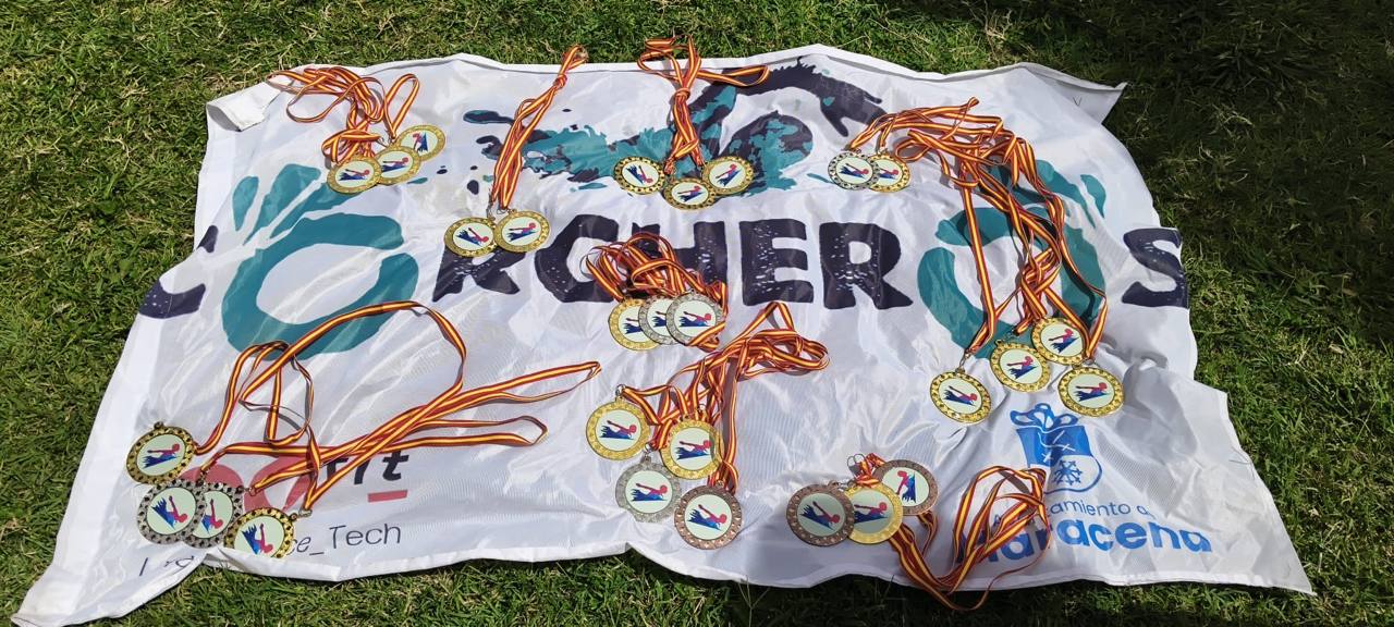 Numerosas medallas repartidas sobre la bandera del CN Corcheros