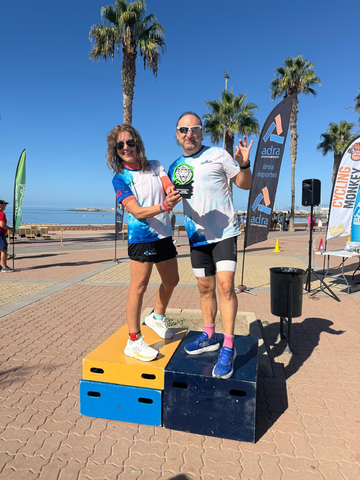 Reme y Toni con el trofeo del Acuatlón de Adra