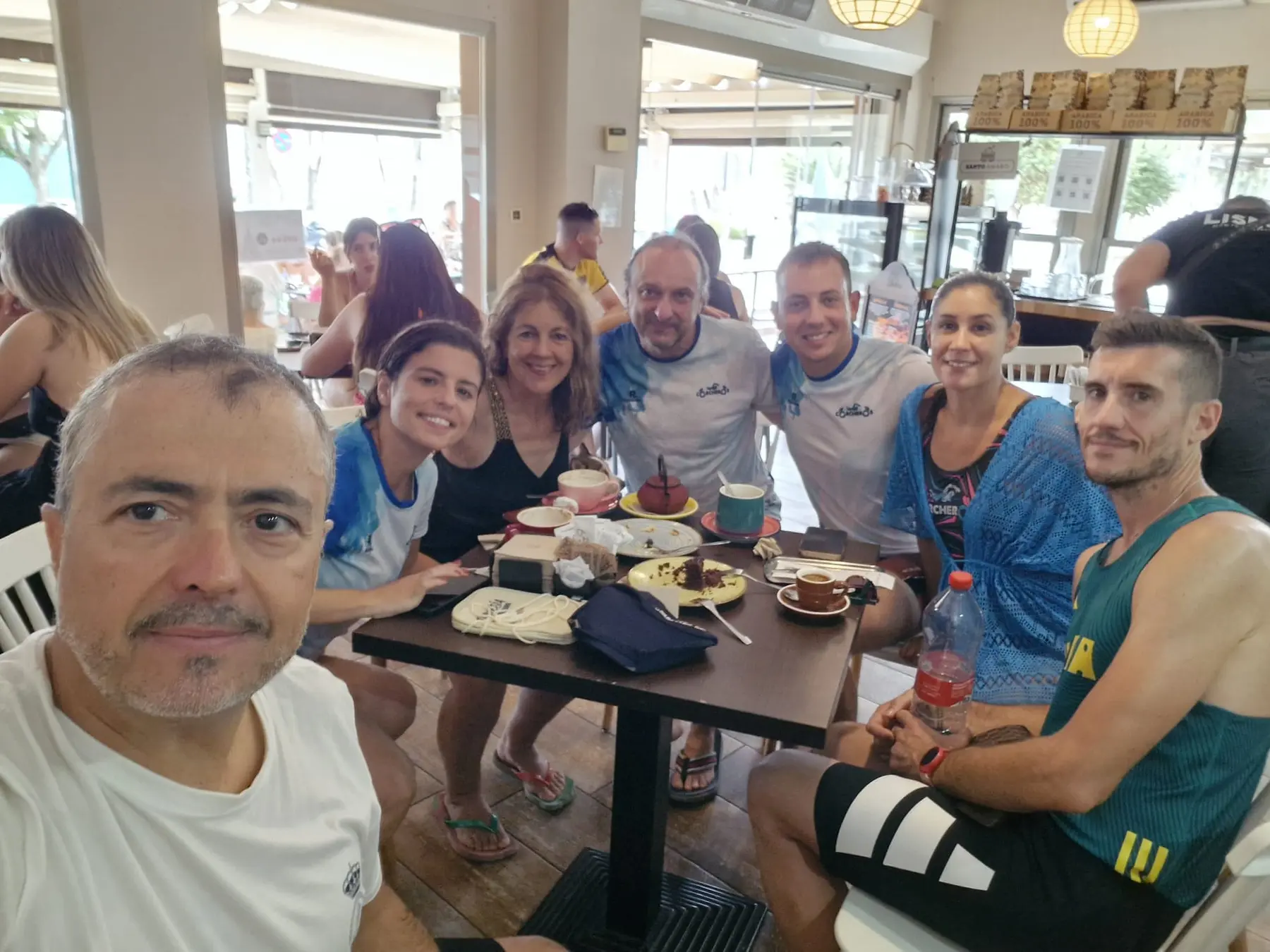 Corcheros compartiendo café y tartas después de la travesía