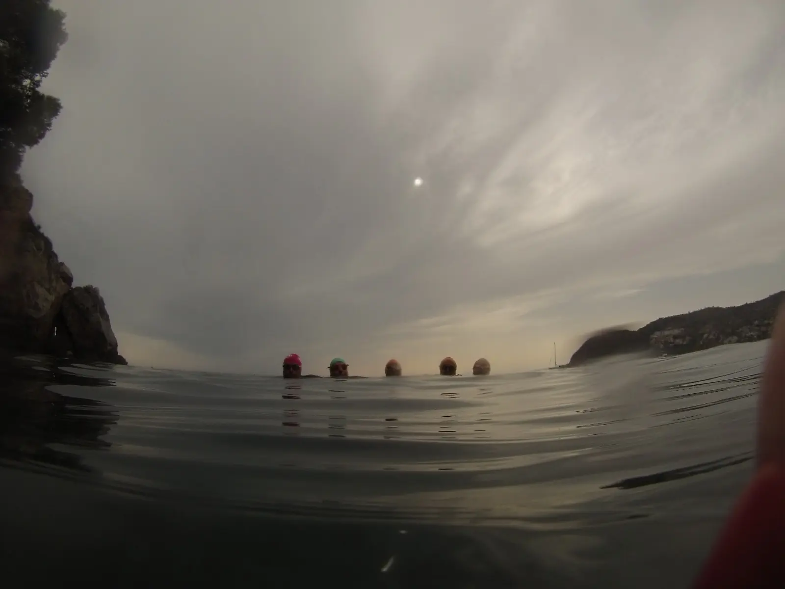 Vista desde el agua del fondo marino y la costa de La Herradura