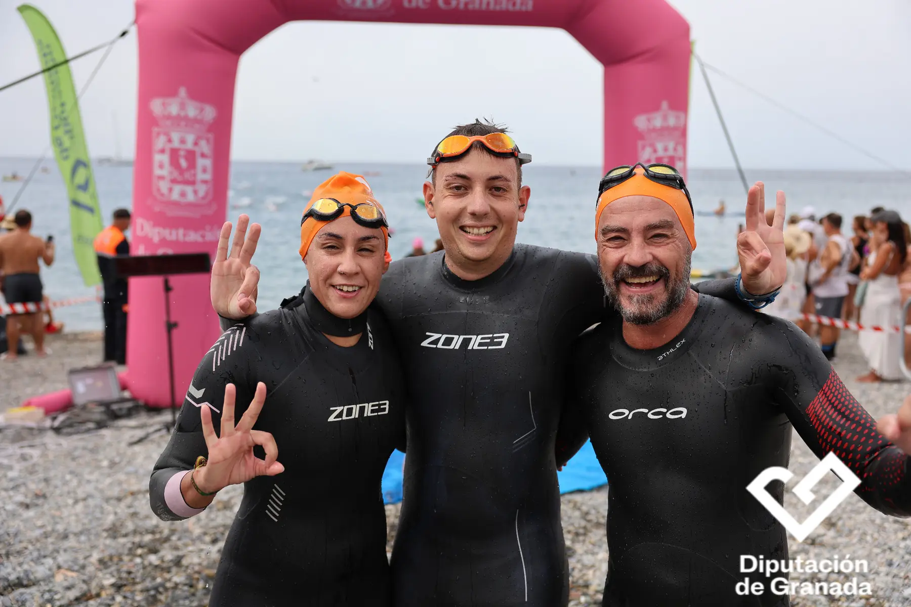 Mari, Aharón y Álex tras cruzar la meta de La Herradura