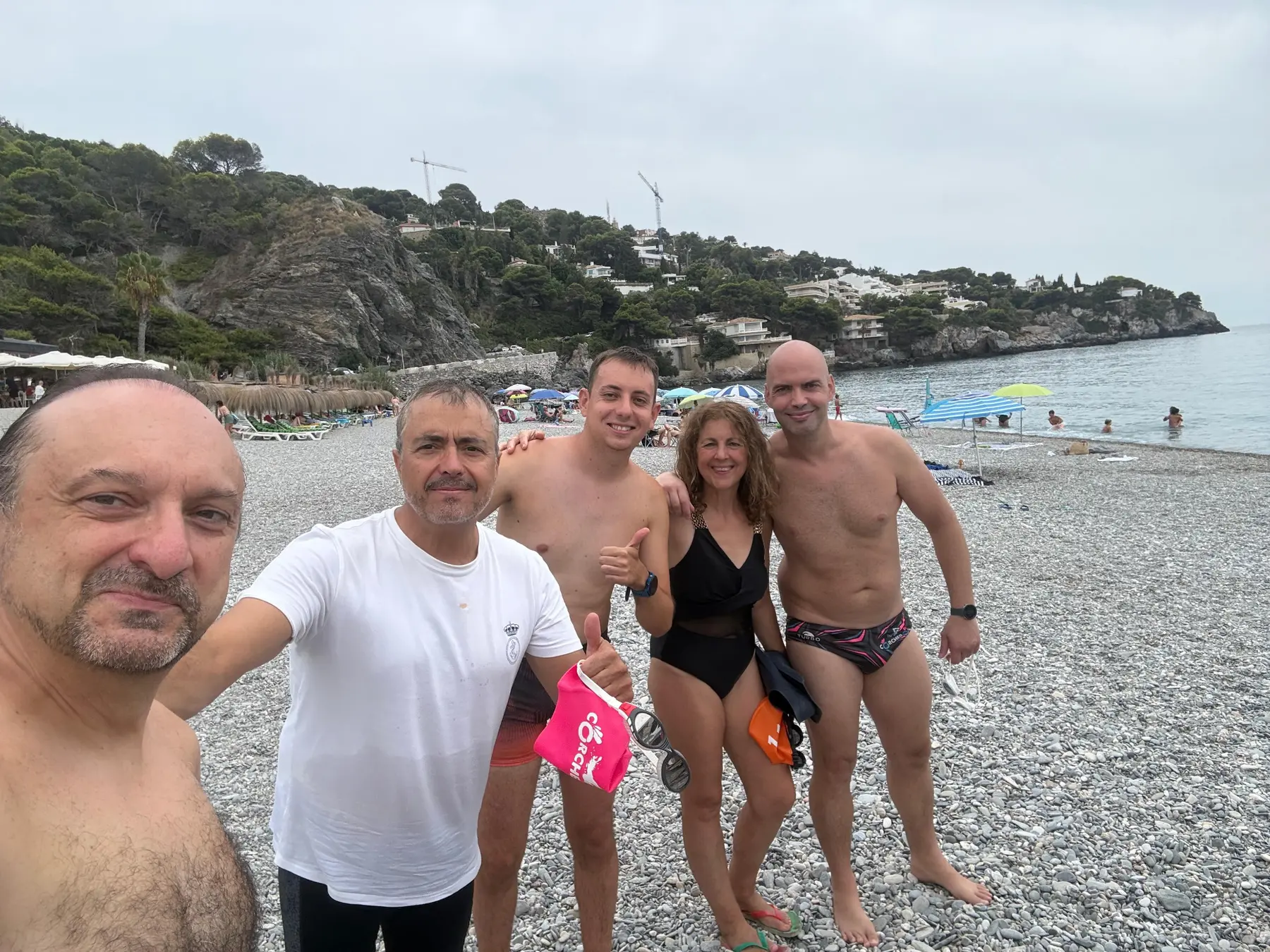 Corcheros reunidos en la playa después de la travesía