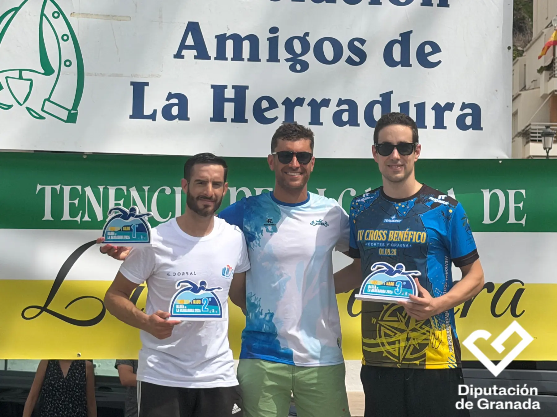 Sergio Cáceres en el podio absoluto masculino de la Travesía de La Herradura