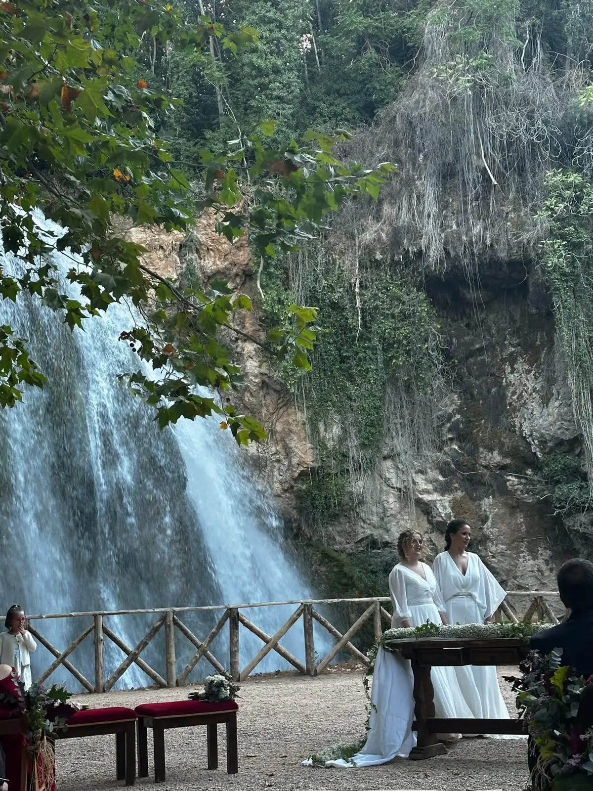 Celebración de boda junto a la cascada del Monasterio de Piedra
