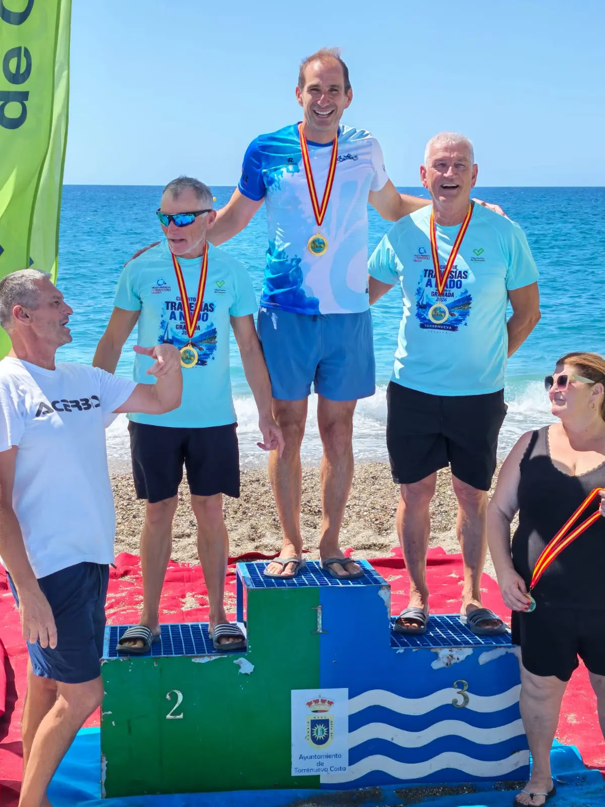 Dani Castaño recogiendo el premio al mejor nadador local de Torrenueva