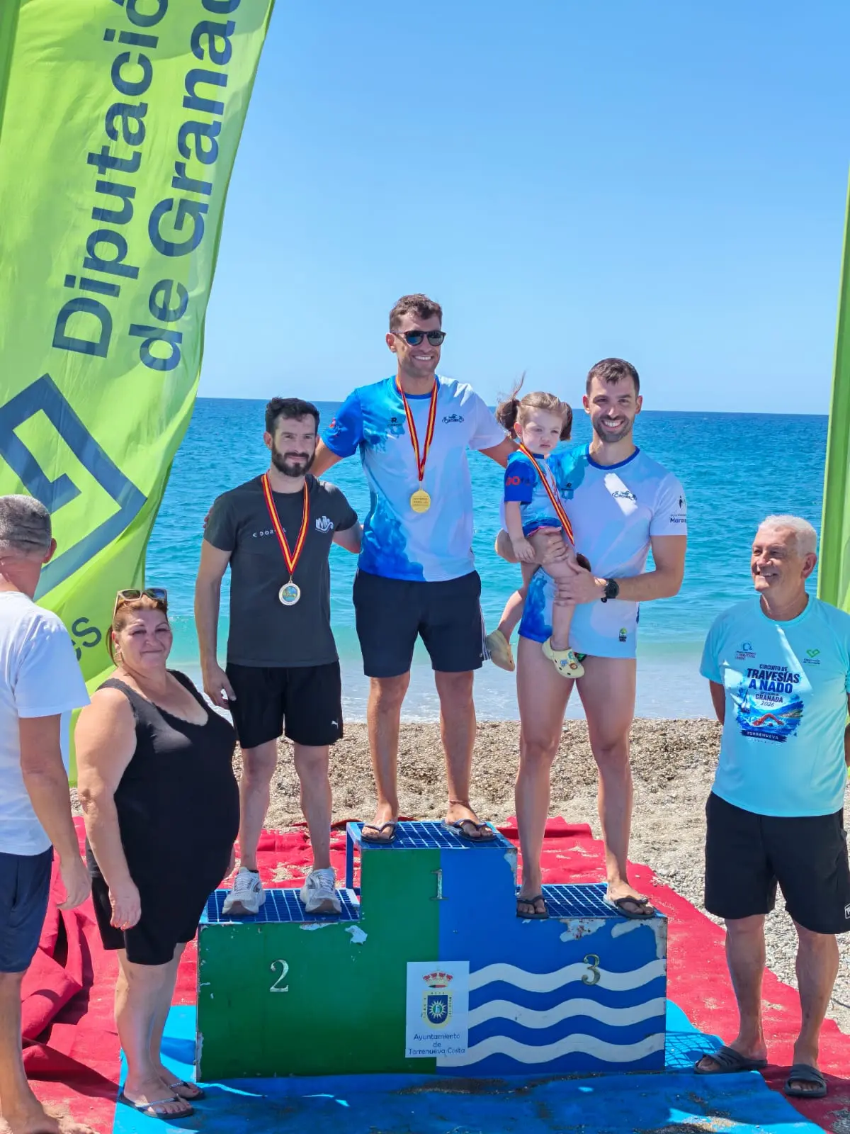 Sergio Cáceres y Daniel Álvarez con una pequeña invitada en el podio M30 de Torrenueva