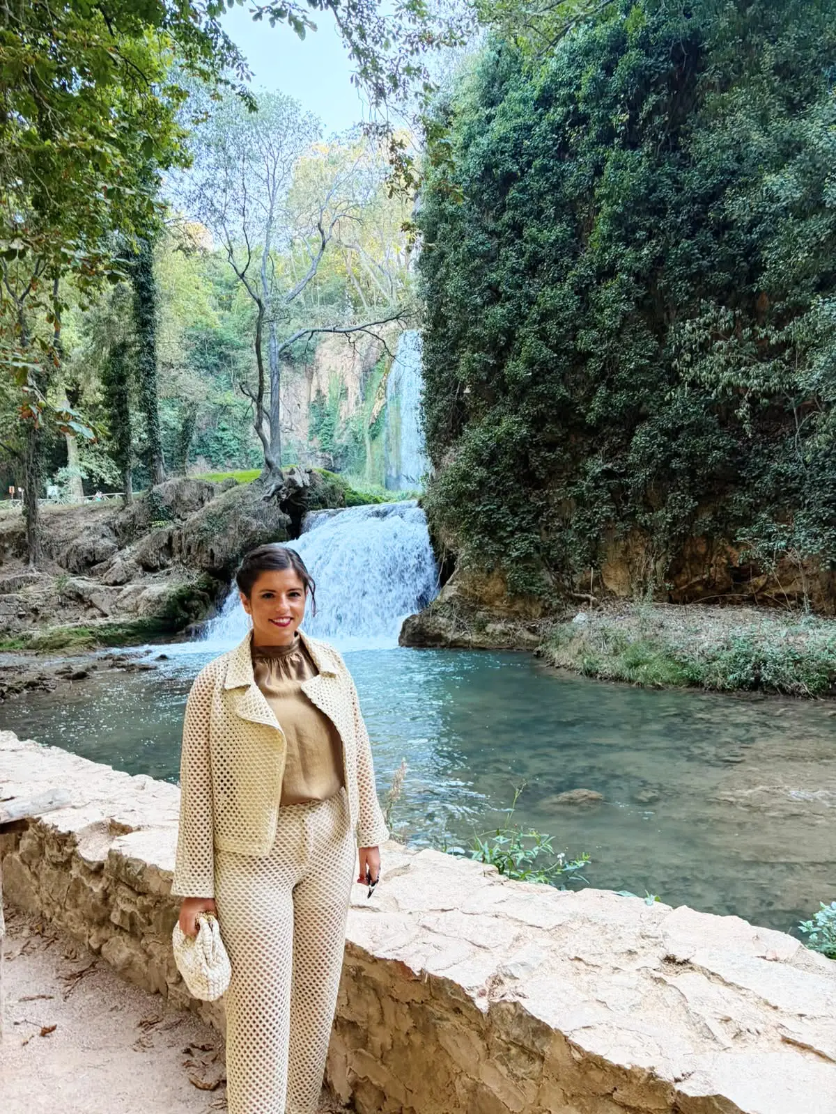 Tamara vestida para una boda en el Monasterio de Piedra