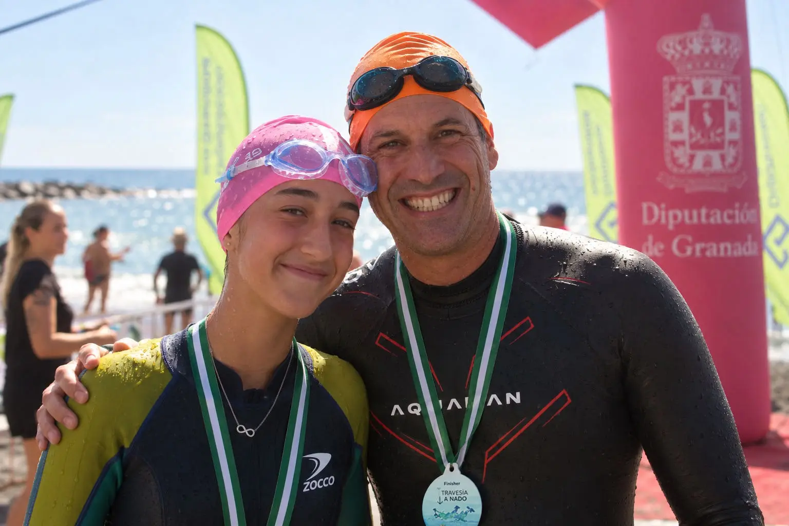 Alba junto a su padre Pablo después de completar la travesía