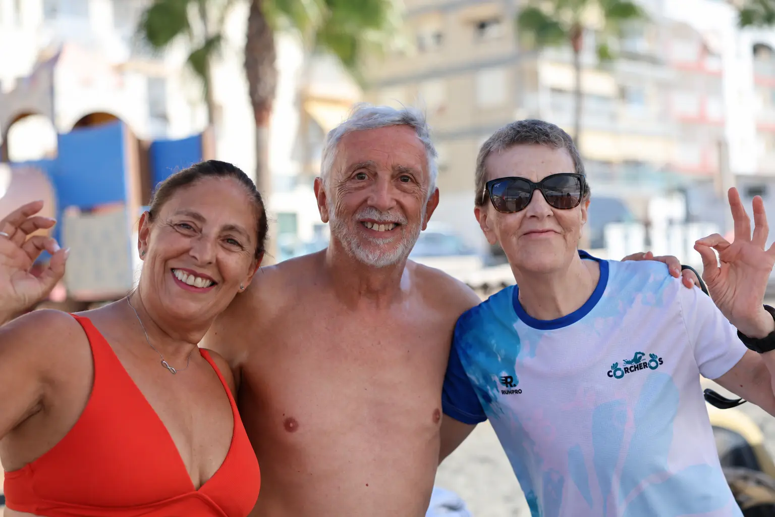 Tres integrantes de la familia Corchera durante la sobremesa
