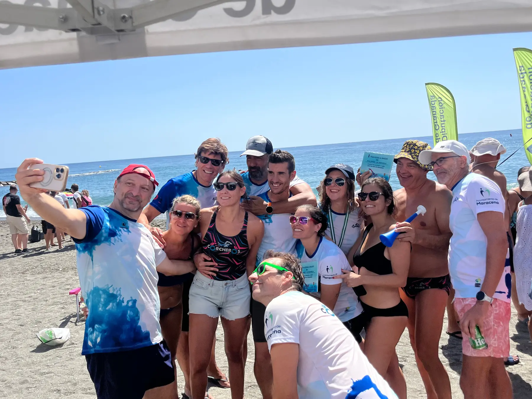 Selfie colectivo del CN Corcheros en La Mamola