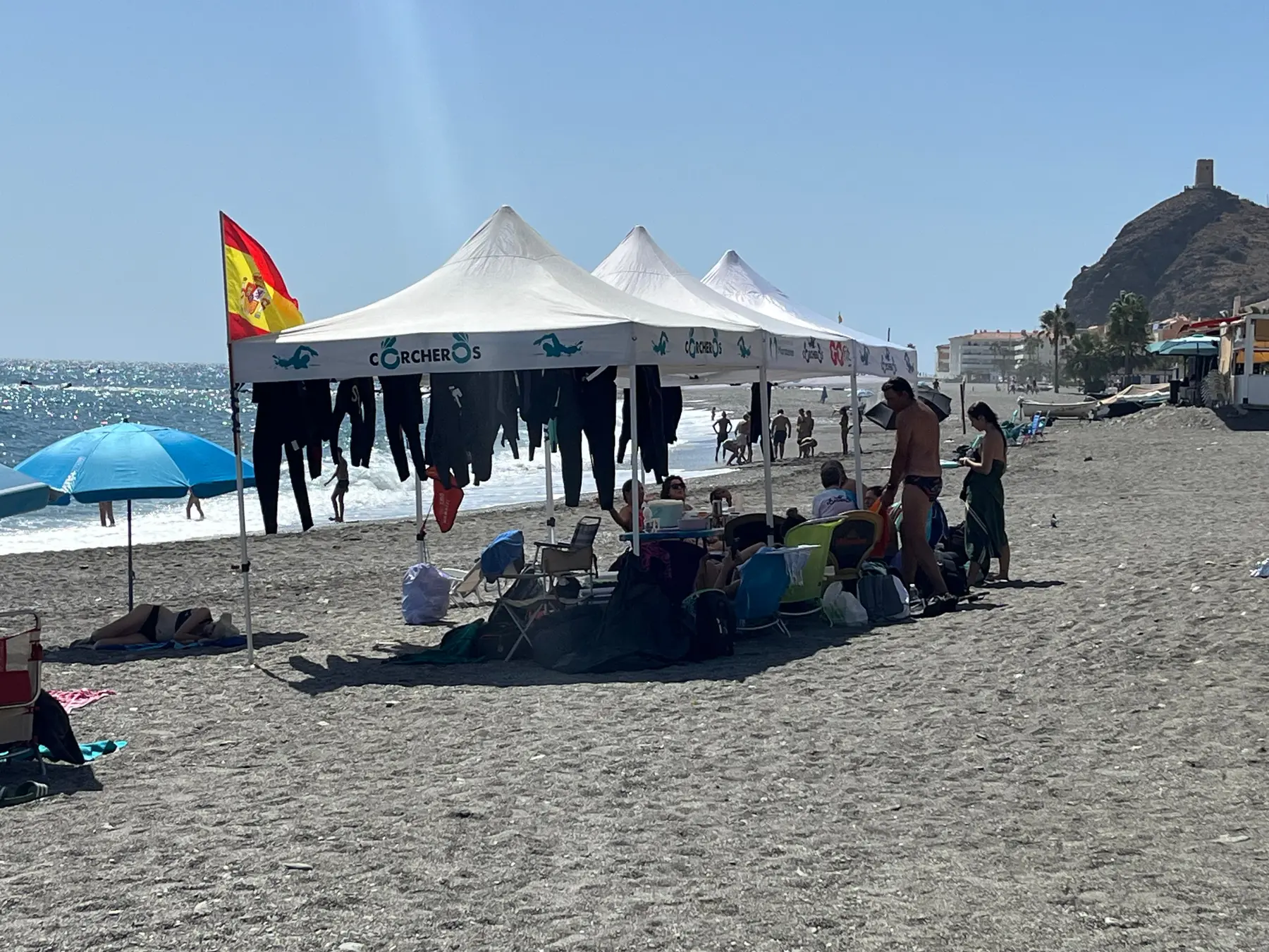 Carpa Corchera utilizada como tendedero de neoprenos