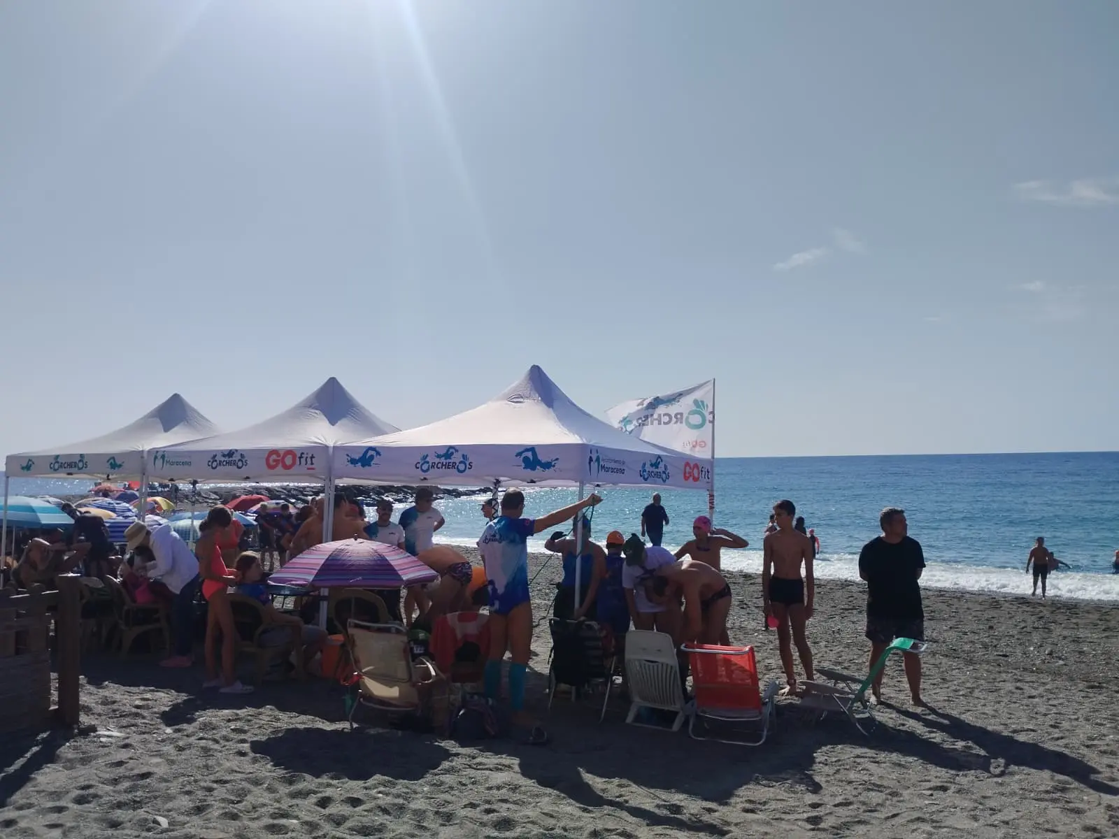 La familia Corchera reunida bajo las carpas junto al mar